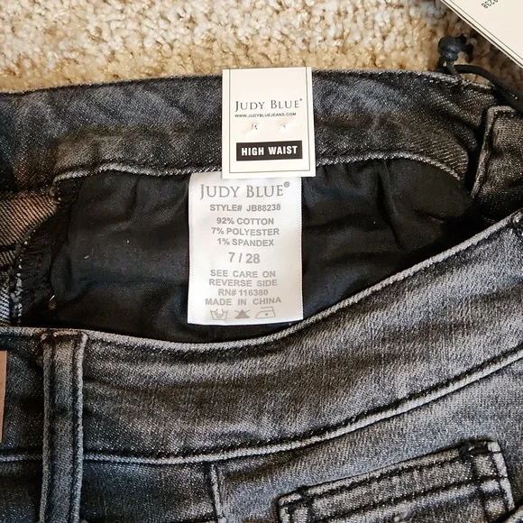 Judy Blue Capri's Size 7/28 - Picture 10 of 10